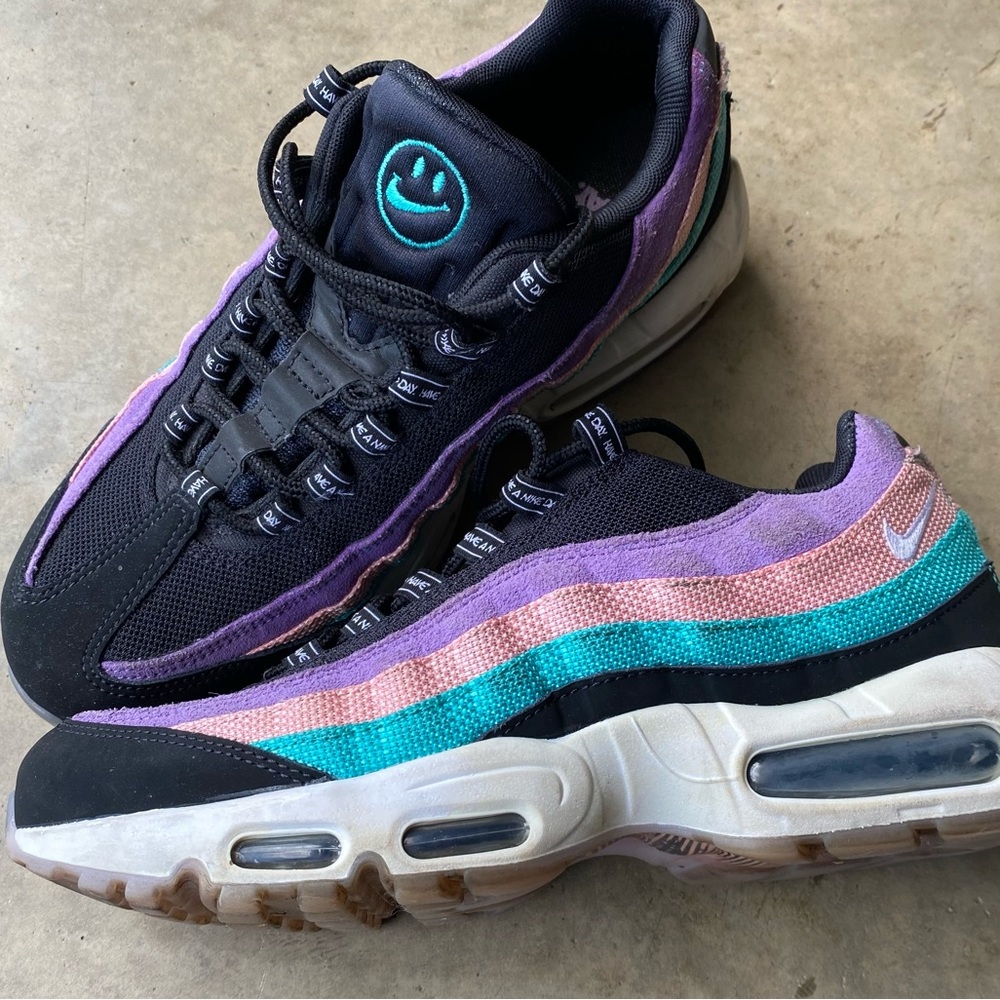 Nike Air Max 95 “have a Nike day” smiley sneakers good condition.